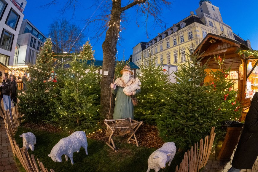 Schäferfiguren mit Schloss im Hintergrund beim Lamberti-Markt 2025. Foto: Sascha Stüber