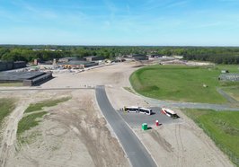 Aus der Vogelperspektive: Das Bild zeigt den Bereich, in dem der fertiggestellte erste Bauabschnitt der Entlastungsstraße endet. Die Fortführung soll den Anschluss an die Ammerländer Heerstraße ermöglichen. Foto: Stadt Oldenburg