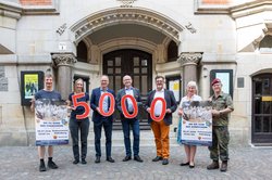 Präsentierten die 5.000 als Spendensumme, mit der die LzO Stiftung das Konzert unterstützt: (von links) Frederik Peters und Carolin Topel (Stadtjugendring), Christian Köhler (LzO Stiftung Oldenburg), Frank Hinrichs (Stadt Oldenburg), Mirko Klisch (Verband der Reservisten der Deutschen Bundeswehr), Dr. Beate Jonas (Ambulanter Hospizdienst Oldenburg) und General Joachim Hoppe (Standortältester, Stellvertretender Kommandeur der 1. Panzerdivision). Foto: Sascha Stüber