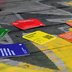 Vorschau: Auf einem Holztisch liegen bunte Karten in Form von Bierdeckeln. Foto: Robert Gertzen