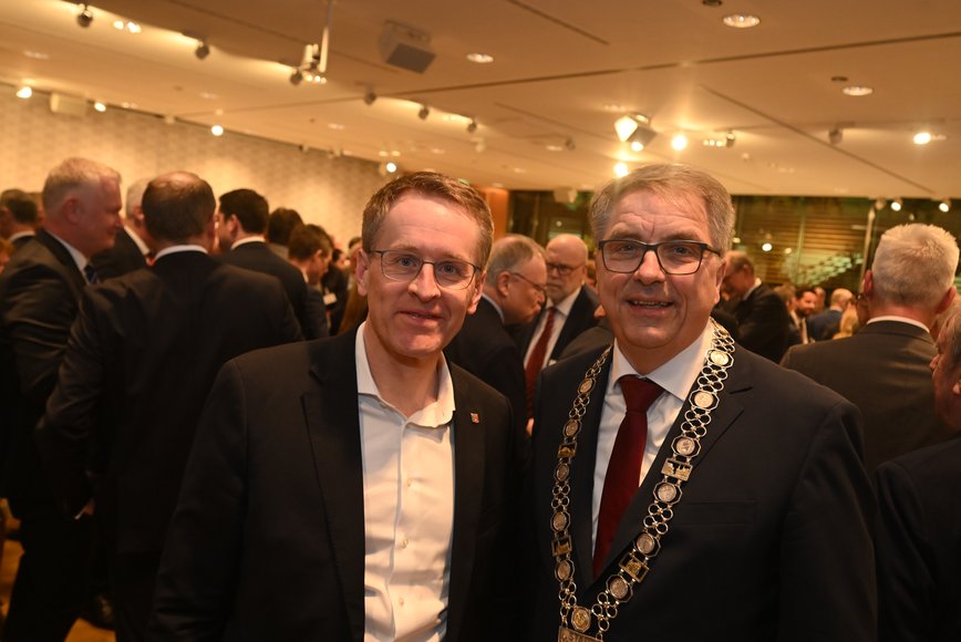 Oberbürgermeister Jürgen Krogmann (rechts) mit Ministerpräsident des Landes Schleswig-Holstein Daniel Günther. Foto: Torsten von Reeken