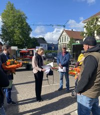 Stadtkämmerin Dr. Julia Figura hat am 22. Mai 2025 Wochenmarktbeschicker geehrt. Foto: Stadt Oldenburg