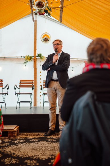 Der Oberbürgermeister begrüßt das Publikum. Foto: Florian Skupin