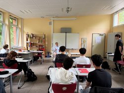 Oberbürgermeister Jürgen Krogmann im Klassenraum mit den Schülervertreterinnen und Schülervertretern. Foto: Stadt Oldenburg