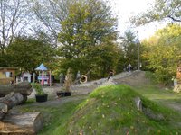 Mit viel Begeisterung haben Kinder bei der Eröffnung die neue Wasserbaustelle auf dem Abenteuerspielplatz entdeckt. Foto: Stadt Oldenburg Blick auf die neue Wasserbaustelle auf dem Abenteuerspielplatz. Foto: Stadt Oldenburg