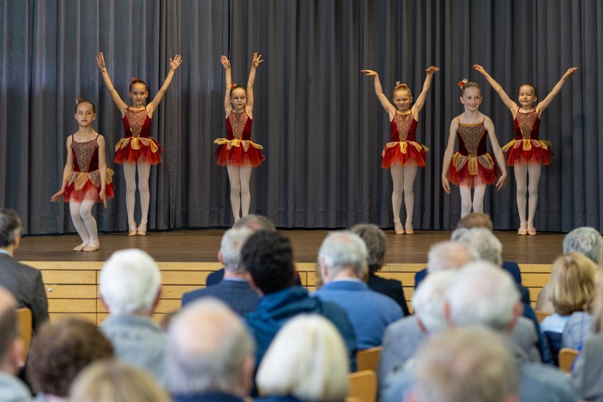 Sechs Tänzerinnen auf der Bühne. Foto: Sascha Stüber