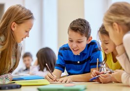 Kinder in einem Klassenzimmer. Foto: Syda Productions/AdobeStock