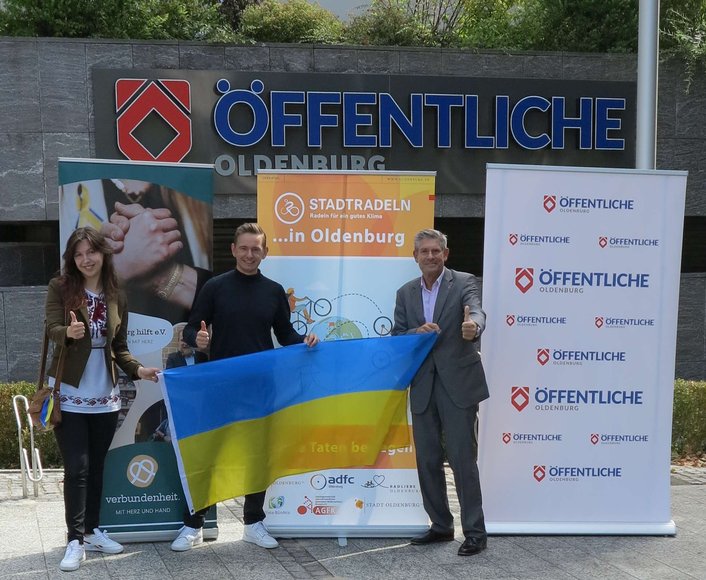 Alexandra Oswald und Sebastian Seger, Oldenburg hilft der Ukraine und Christian Bunk, Vertriebsdirektor Öffentliche Versicherungen Oldenburg freuen sich über viele Kilometer für das Erreichen des Etappenziels. Foto: Stadt Oldenburg