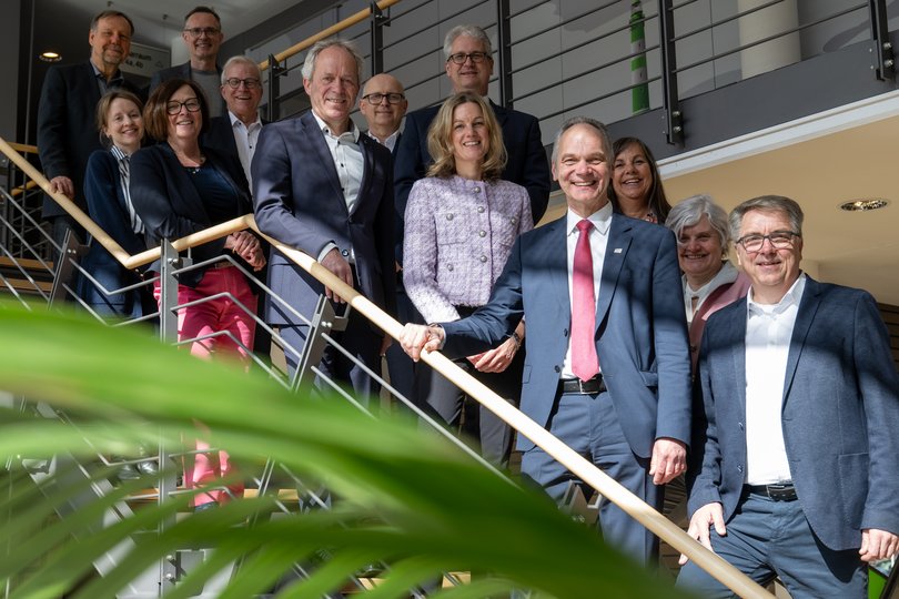 Universitätspräsident Professor Dr. Ralph Bruder (vorne, zweiter von rechts) und Oberbürgermeister Jürgen Krogmann (erster von rechts) trafen sich mit den Verwaltungsspitzen der Stadtverwaltung und den Präsidiumsmitgliedern der Universität zum mittlerweile zwölften Jahresgespräch. Foto: Sascha Stüber