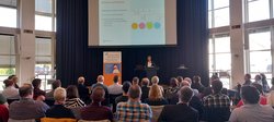 Vertreterinnen und Vertreter aus Verwaltung, Wissenschaft und Praxis kamen am 23. April im Kulturzentrum PFL für das Plenum der „Virtuellen Region Nordwest“ zusammen. Foto: Stadt Oldenburg
