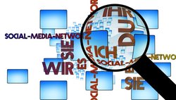 Lupe über Bildschirme und Schriftzug „Social Media“. Foto: Geld Altmann/Pixelio.de