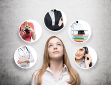 Schülerin denkt über ihren Berufswunsch nach. Foto: denisismagilov/Fotolia.com