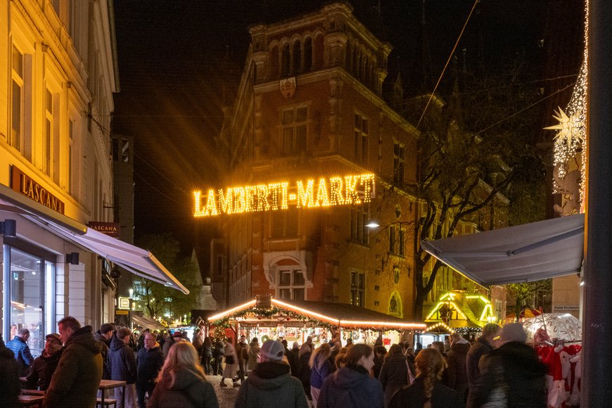Ein Lamberti-Markt-Schild auf dem Lamberti-Markt 2025. Foto: Sascha Stüber