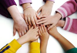 Viele kleine Hände. Foto: Jasmin Merdan/Fotolia.com