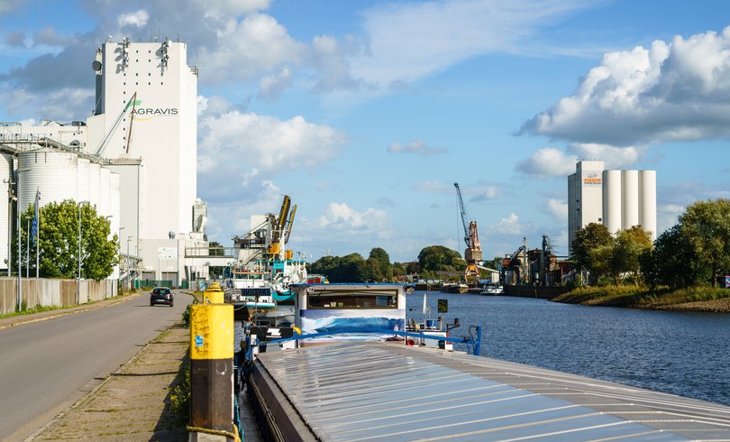 Blick auf den Oldenburger Hafen und angrenzende Unternehmen. Foto: Mittwollen & Gradetchliev