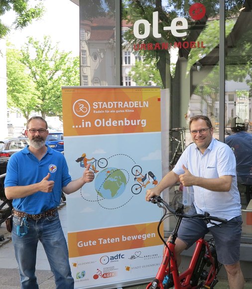 Stephan Mickoleit, Bahnhofsmission Oldenburg und Michael Ottens, Geschäftsführer ol-e urban:Mobil freuen sich über viele Kilometer für das Erreichen des Etappenziels. Foto: Stadt Oldenburg