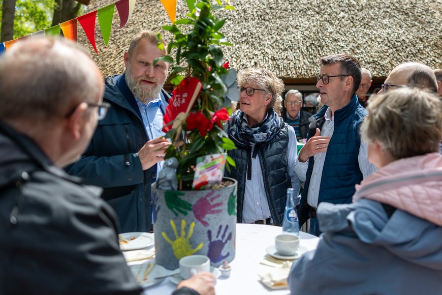 Gäste unterhalten sich. Foto: Sascha Stüber