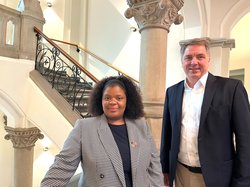 Besuch aus Südafrika im Jahr 2023: Oberbürgermeister Jürgen Krogmann empfing Buffalo Citys neue Bürgermeisterin Princess Faku im Alten Rathaus. Foto: Stadt Oldenburg 