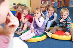 Kinder fassen sich an die Nase. Foto: highwaystarz/Fotolia.com