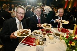 Ließen es sich am 10. März beim „Defftig Ollnborger Gröönkohl-Äten“ in Berlin schmecken: (von links) Kohlkönig Daniel Günther, Oberbürgermeister Jürgen Krogmann und Niedersachsens damaliger Ministerpräsident Stephan Weil. Foto: Torsten von Reeken