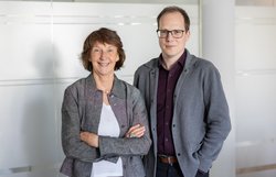 Jasmin Bäumer und Martin Päßler treiben bei der BÜFA-Gruppe das Thema Künstliche Intelligenz voran. Foto: Bonnie Bartusch