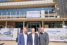 Vor dem Eingang zum neuen Flötenteichbad: (von links) der ehemalige BBGO-Interimsgeschäftsführer Karl van de Sandt, Oberbürgermeister Jürgen Krogmann und Projektleiter Jan Brandes (Bauunternehmen Ludwig Freytag) beim „Dichtfest“ auf der Baustelle. Foto: Sascha Stüber
