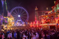 Viele Menschen auf dem Kramermarkt, im Hintergrund das Riesenrad. Foto: Sascha Stüber