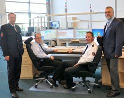 Polizeivizepräsident Dieter Buskohl, Frank Leenderts, Heiko von Deetzen und Hans Rüger in der neuen Kooperativen Großleitstelle Oldenburg. Foto: Polizeidirektion Oldenburg