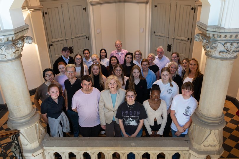 Petra Averbeck und die Nachwuchs-Serviceteams im Alten Rathaus. Foto: Sascha Stüber
