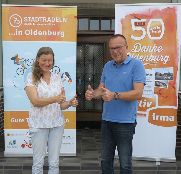 Astrid Engelhardt-Stäb, Vorständin Harfe e.V. und Günter Walter, Geschäftsführer	aktiv und irma Verbrauchermarkt GmbH freuen sich über viele Kilometer für das Erreichen des Etappenziels. Foto: Stadt Oldenburg