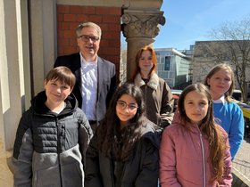 Oberbürgermeister Jürgen Krogmann hat sich beim Zukunftstag mit Kindern ausgetauscht. Foto: Stadt Oldenburg