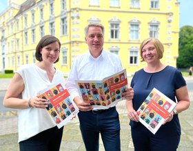 Präsentieren den Gleichstellungsplan 2024 bis 2026 der Stadt Oldenburg: (von links) Gleichstellungsbeauftragte Wiebke Oncken, Oberbürgermeister Jürgen Krogmann und die Leiterin des Amtes für Personal- und Verwaltungsmanagement, Hedda Rosenboom. Foto Stadt Oldenburg