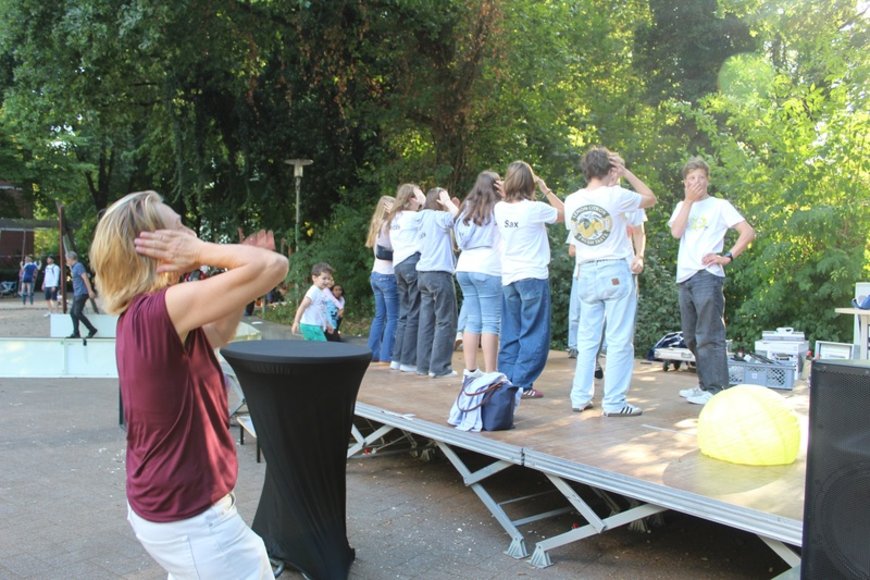 Schüler und Schülerinnen vom GEO tanzen mit Ina den Macarena. Foto: Sonja Deuling