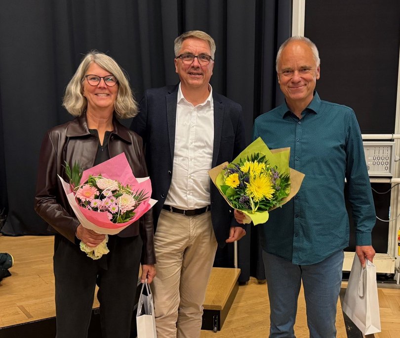 Susanne Menge (links) und Kurt Bernhardt (rechts) wurden in der Ratssitzung am 25. August 2025 von Oberbürgermeister Jürgen Krogmann verpflichtet. Foto: Stadt Oldenburg
