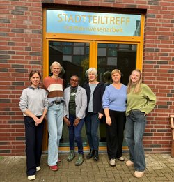 Franziska Breul (1. von links) und ihr Team sind im Stadtteiltreff Kreyenbrück Ansprechpartnerinnen für die Bürgerinnen und Bürger. Foto: Stadt Oldenburg