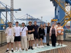 Schülerinnen und Schüler sowie die Lehrkräfte der BBS Wechloy im Hafen der Stadt Qingdao. Foto: BBS Wechloy