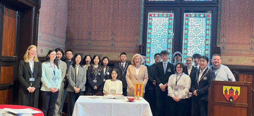 Bürgermeisterin Petra Averbeck (11. von links) empfing im Alten Rathaus eine Delegation der chinesischen Qingdao Academy sowie das OLMUN-Organisationsteam, das den Besuch initiiert hatte. Foto: Stadt Oldenburg