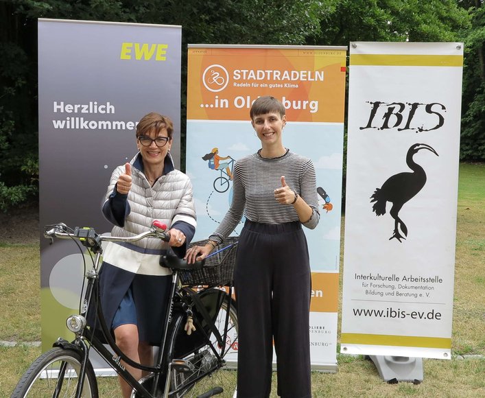 Marion Rövekamp, Vorständin EWE AG und Tara Fyson, IBIS – Interkulturelle Arbeitsstelle e.V. freuen sich über viele Kilometer für das Erreichen des Etappenziels. Foto: Stadt Oldenburg