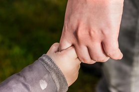 Kleine Hand greift große Hand. Foto: Handpexels/pixabay.com