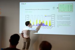 Referent erläutert ein Energie-Diagramm an der Leinwand. Foto: Foto und Bilderwerk