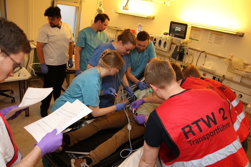 Hand in Hand und mit gegenseitigem Vertrauen gelingt es: rund 40 Lernende probten in der Praxis die interprofessionelle Zusammenarbeit in Notfallsituationen. Foto: Feuerwehr Oldenburg