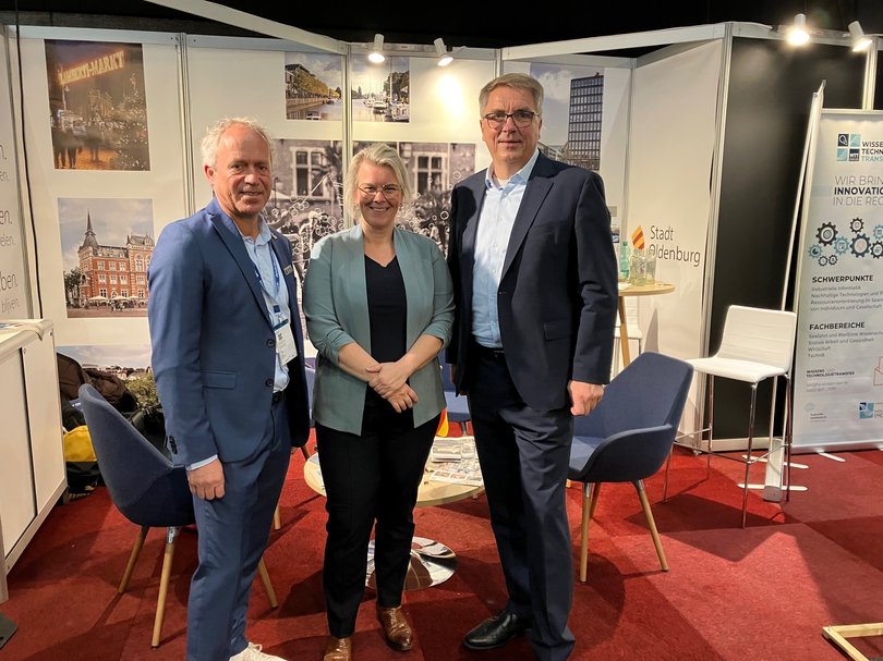 Erstes Kennenlernen auf den „Promotiedagen“ (von rechts): Oldenburgs Oberbürgermeister Jürgen Krogmann, Groningens Bürgermeisterin Roelien Kamminga und Ralph Wilken (Leiter Wirtschaftsförderung Stadt Oldenburg). Foto: Stadt Oldenburg