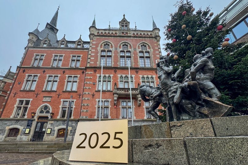 Rathaus der Stadt Oldenburg mit Schild „2025". Foto Sascha Stüber