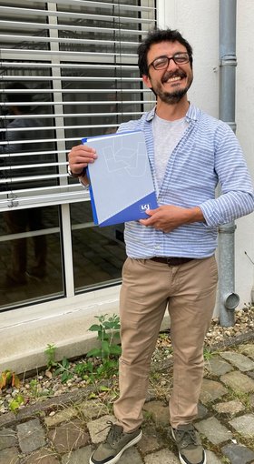 Ilker Besken mit seinem BFD-Zertifikat. Foto: Stadt Oldenburg