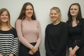 Mitglieder der Jugendjury. Von links nach rechts: Celine Luginbühl, Rabia Makari, Cosma-Sophie Lausen und Marie-Julie Lewitz. Foto: Stadt Oldenburg.
